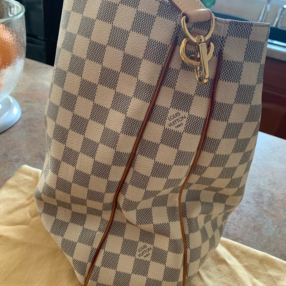 Louis Vuitton - Picture 4 of 8